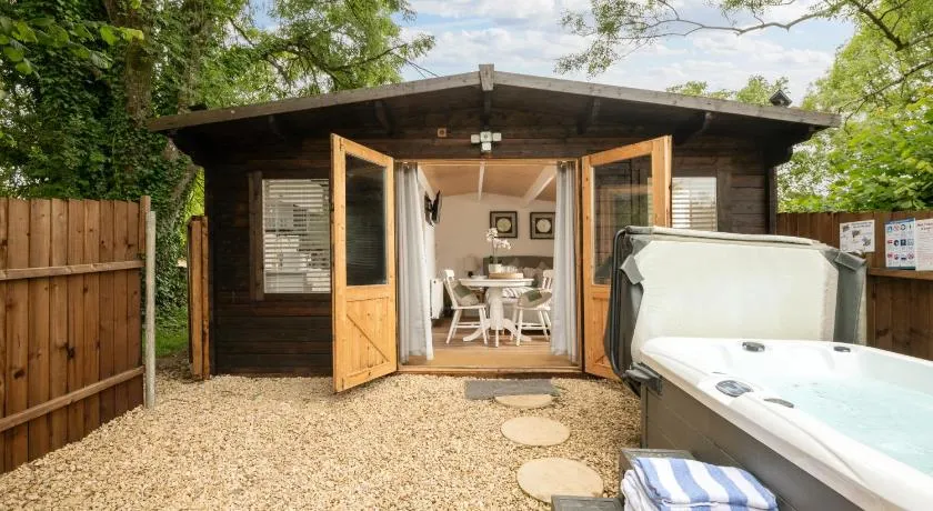 Meadow Cottage - Secluded Woodland Cottage with Private Hot Tub - Image 1