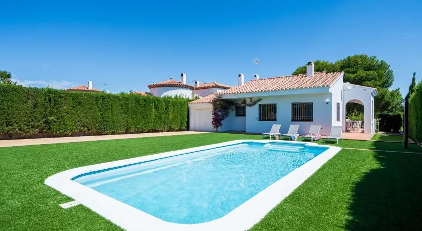 Villa 'Chalet a Pie Cala Forn con Piscina' avec piscine privée, terrasse et Wi-Fi - Image 1