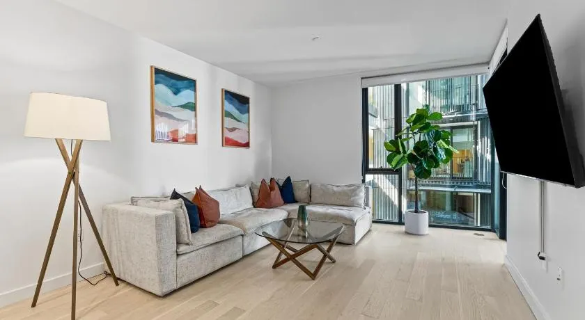 Pearl Coast - Modern 2BR with Rooftop Pool & Views - Image 1