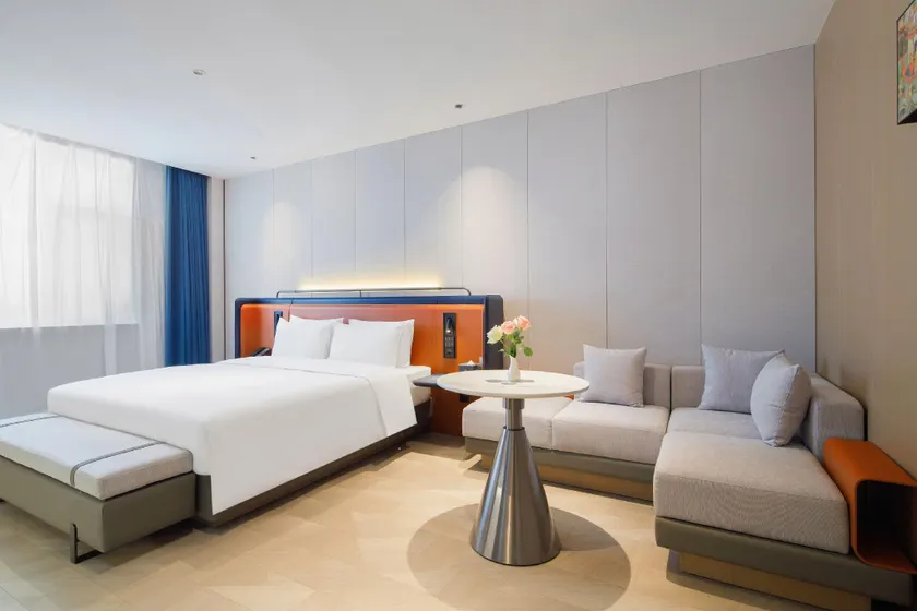 H·CRYSTAL Hotel - Image 1