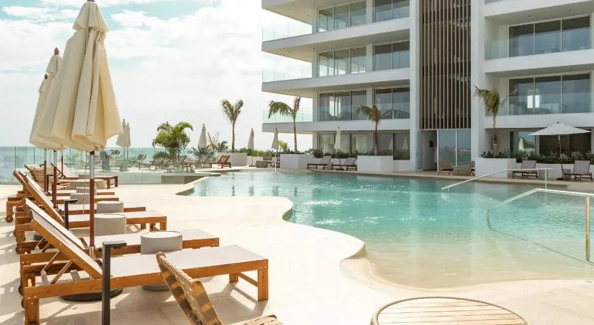 Luxe Penthouse met zeezicht en directe toegang tot zwembad en strand op Mambo Beach - Image 1