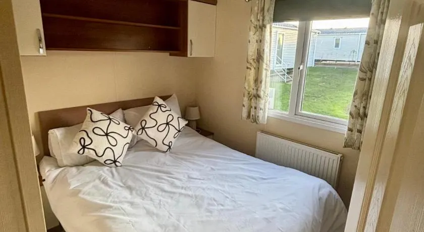 Relax By The Coast - Spacious 6-sleeper Caravan - Image 1