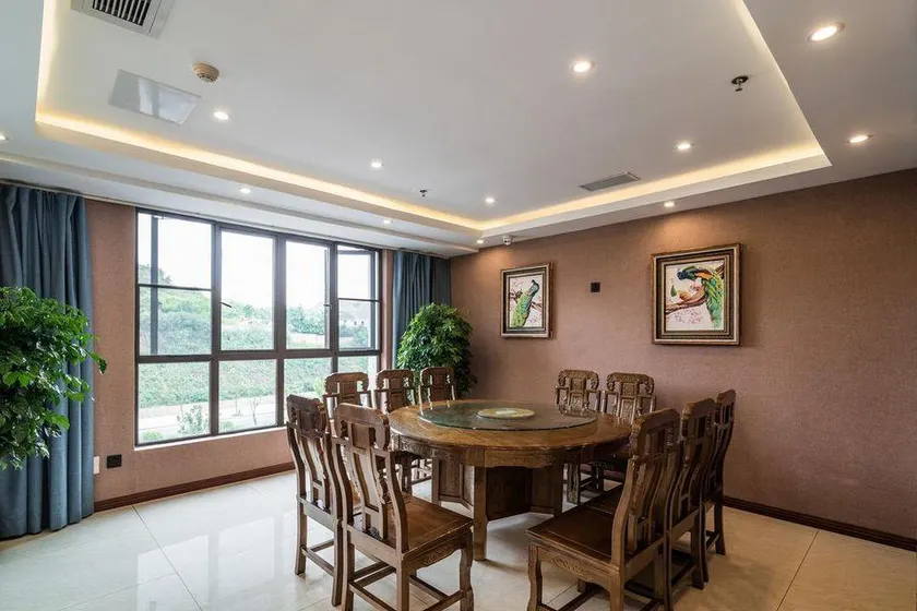 Zhongqian Hualv Hotel - Image 1