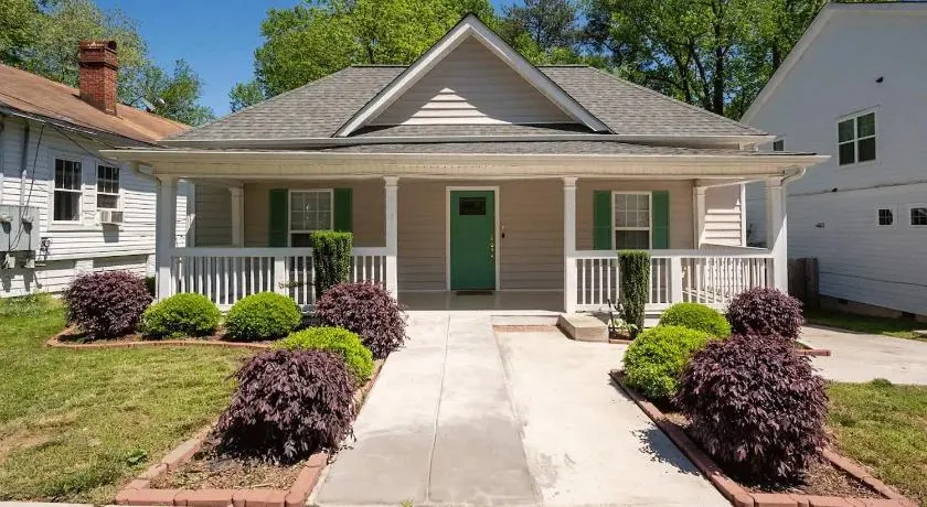 Modern 3-bedroom, big fence yard, Pets stay free - Image 1