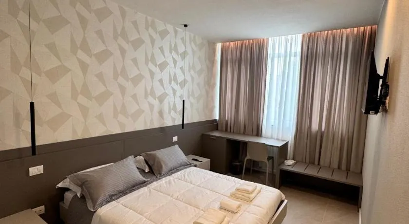 Royal Company Rooms - Image 1