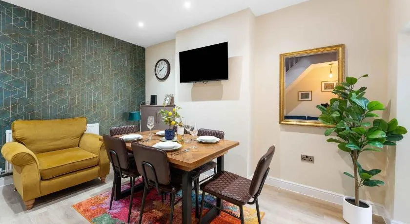 4 Bed House Near Cardiff City Centre - Image 1