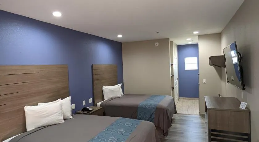 Holiday Inn motel - Image 1