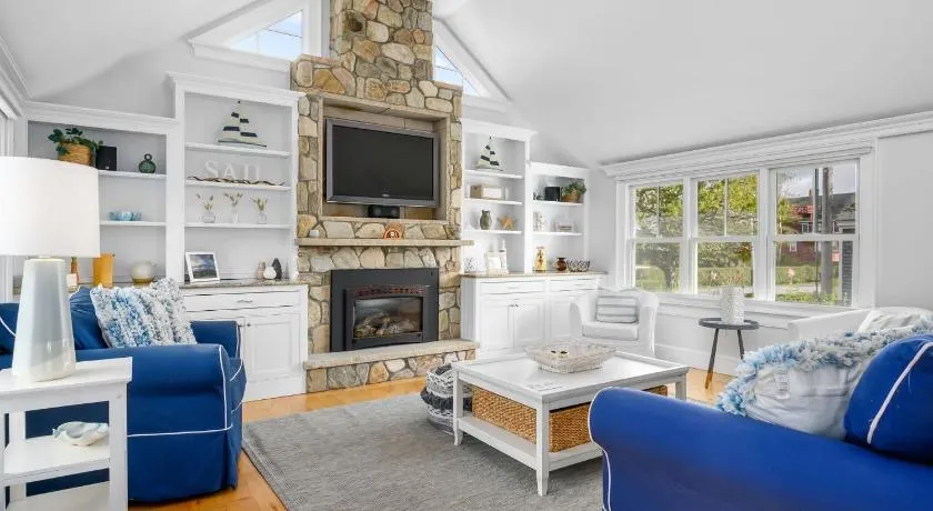 Walk to Beach and Town, Hot tub, Sleeps 8, Pet Friendly - Image 1