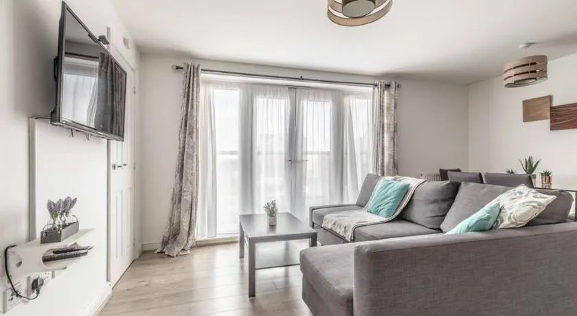 2 BED & 2 BATH COSY APARTMENT SLOUGH- FREE PARKING - By Tempstay - Image 1
