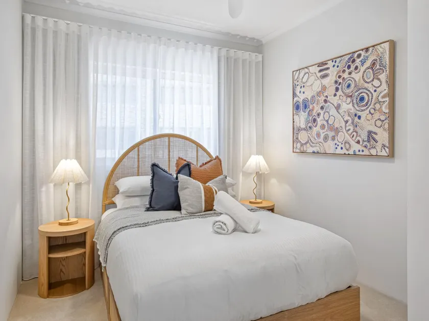 Stylish 3-Bed Apartment in Coastal Redcliffe - Image 1