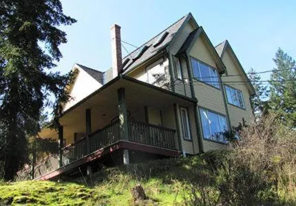 Wisteria Honeymoon Cottage - Image 1