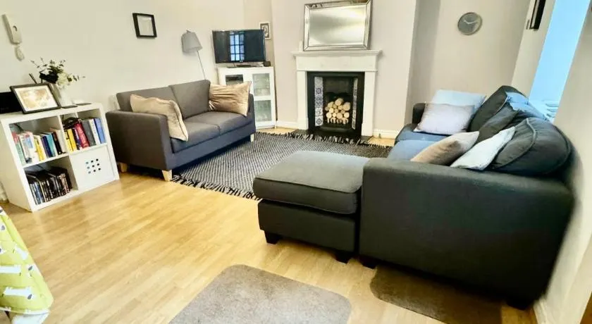 Courtyard Apartment - free off street parking, close to Hospitals, University, BBC, Clifton Village & more - Image 1