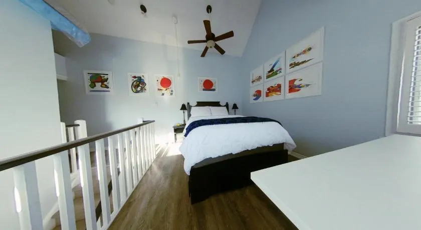Artistic Hillside Loft - Image 1