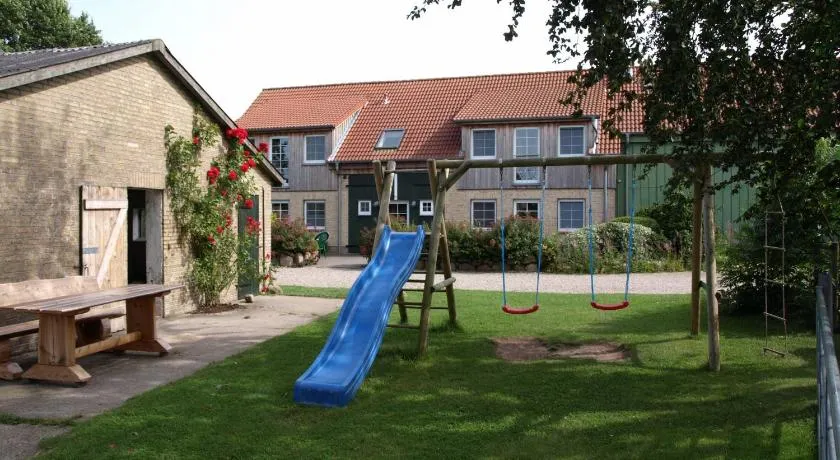 Agréable appartement de vacances adapté aux familles avec jardin, barbecue et terrasse | Vue jardin - Image 1