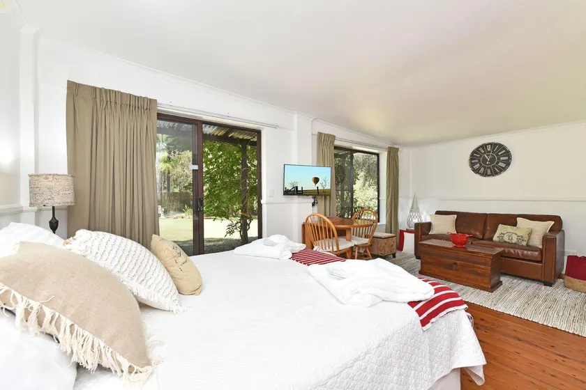 Olive Grove 1 Studio with Wifi in Central Vineyard Area - Image 1