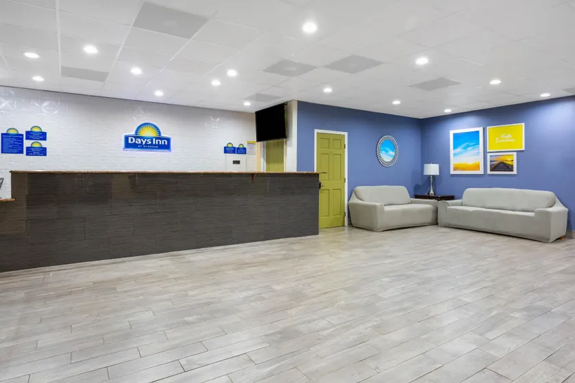 Days Inn by Hampton Near Coliseum Convention Center - Image 1