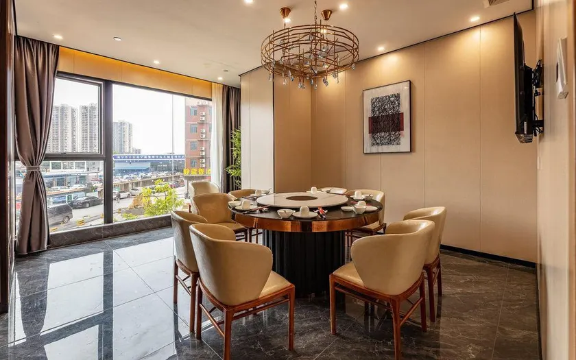Grammy Hotel - Image 1