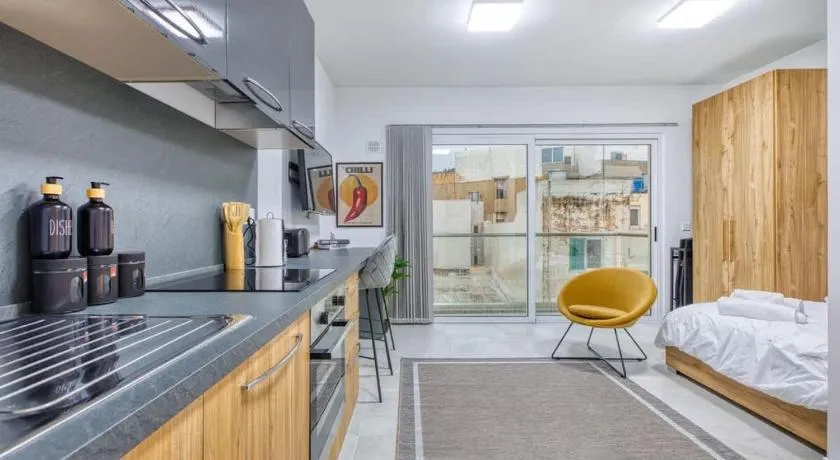 Bright Studio with private balcony ,15 Min to Valletta - Image 1