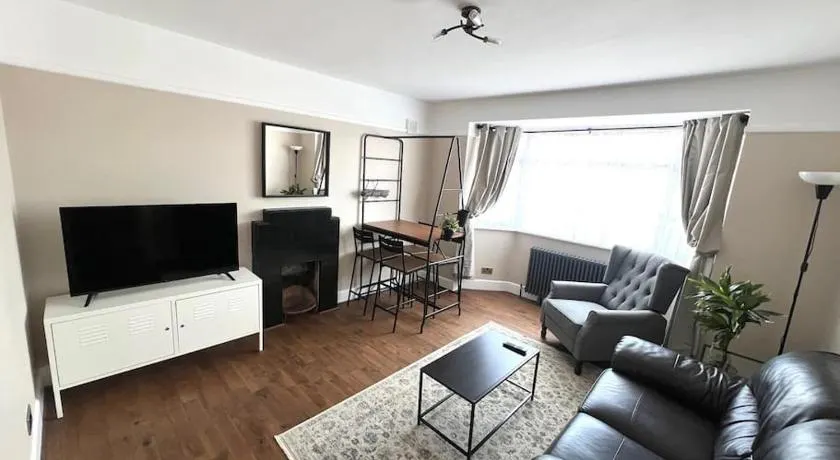 Spacious 3 bed APT sleeps 5 near Bournemouth Beach - Image 1