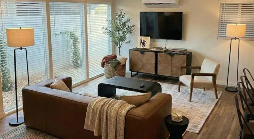 Modern Urban Container Retreat Sleeps 5 Near UofA, Banner, Central Tucson - Image 1