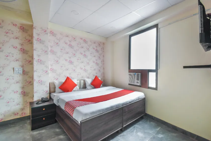 OYO 70184 Hotel Golden Bird - Image 1