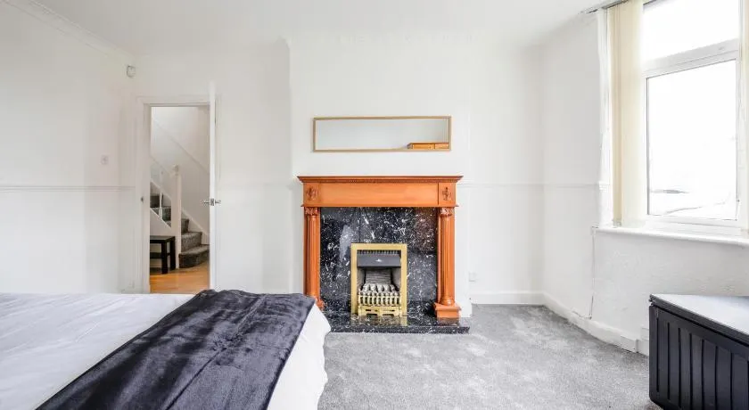 5-bedroom home in trendy Dibsbury area Manchester with parking - Image 1