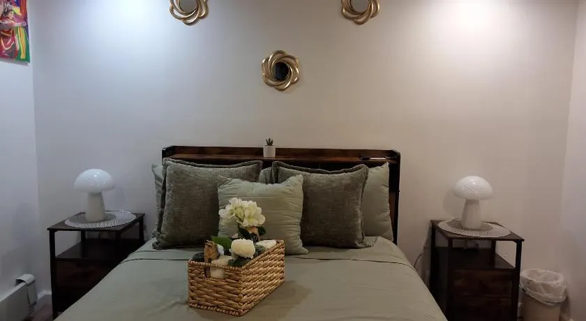 Private Area & Common Space Rooms In Bayshore - Image 1