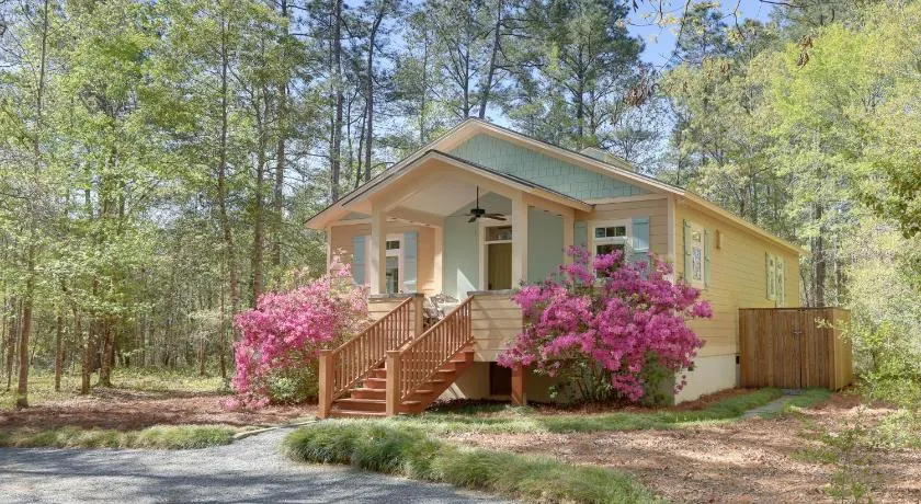 On-Site Creek! Peaceful Wooded Retreat in Havelock - Image 1
