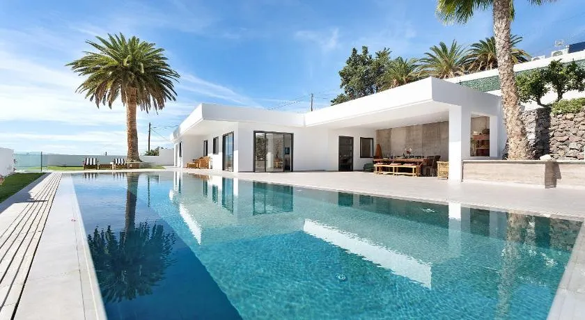 Ferienvilla 'Alba House' mit Meerblick, Privatem Pool und WLAN - Image 1