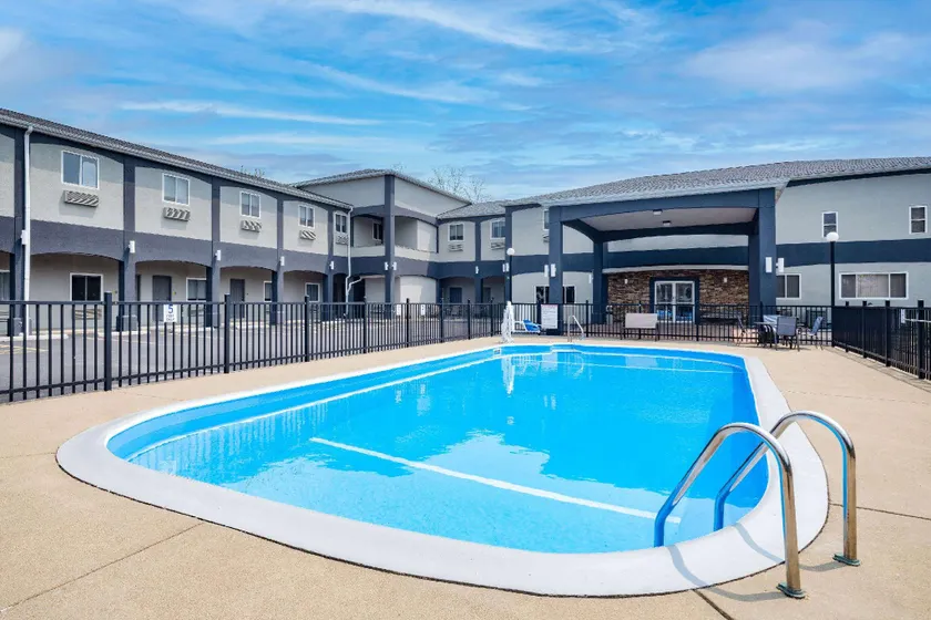Days Inn & Suites by Wyndham Niagara Falls/Buffalo - Image 1