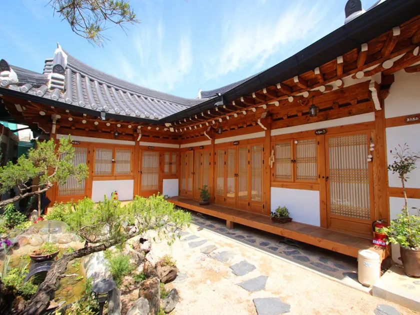 Happiness Full Hanok Guesthouse - Image 1