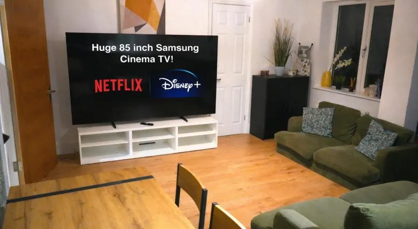 Large Central Canterbury 2 Bed Apartment Sleeps 5 with 85 inch Cinema TV - Stayspace 2 - Image 1