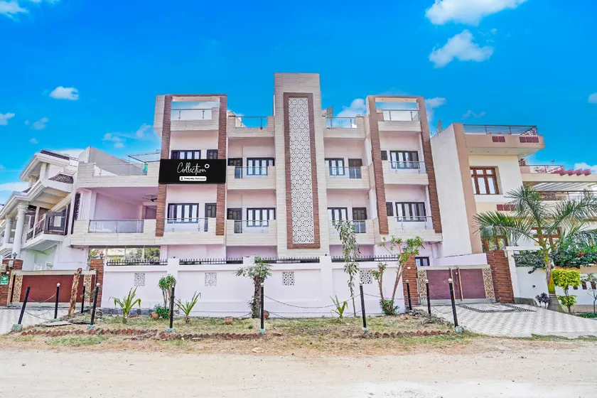 Collection O Lucknow Samudayik Community Center - Image 1