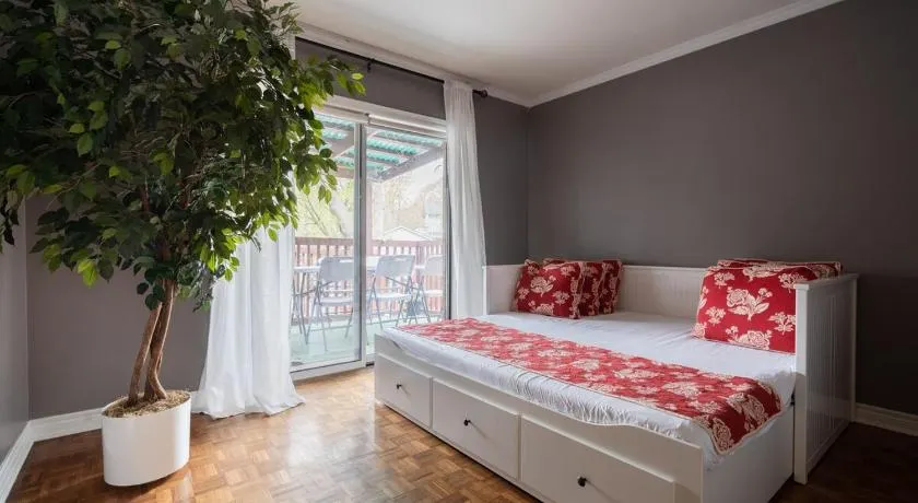 Spacious Bright Home In Woodbridge - Image 1