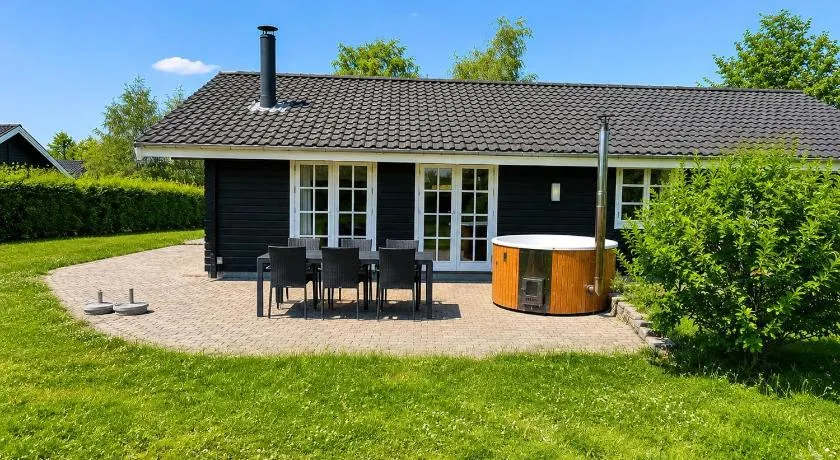 Lovely Cottage With Secluded Garden - Image 1