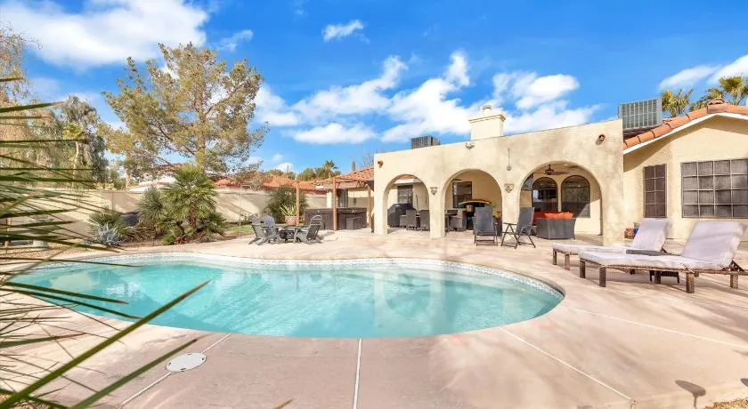 Ranch villa 1 level on half acre 8-min from Strip - Image 1