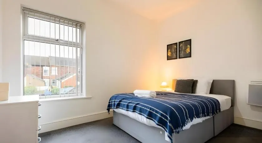 Large 5BR Property near Alton Towers - Sleeps 8 with Parking - Image 1