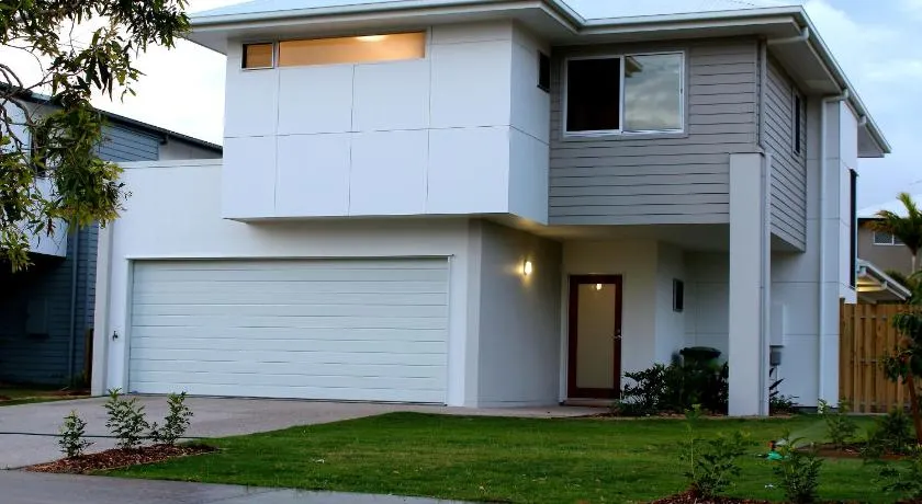 Petrie Beach Holiday Home - Image 1