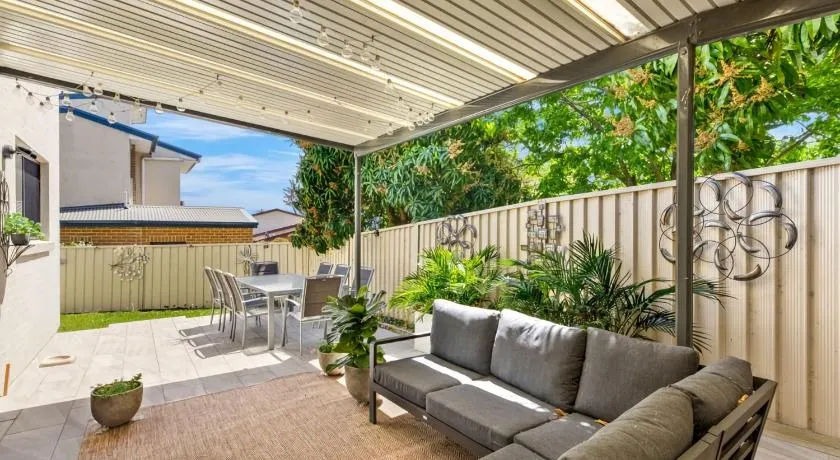 Coastal Comfort BBQ Yard Pet Friendly Stay - Image 1