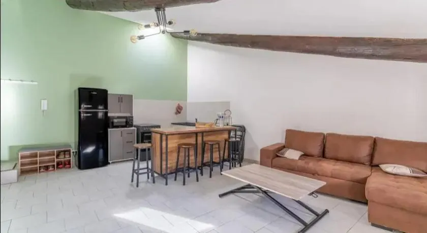 Appartement moderne à L'Isle-sur-la-Sorgue, 50 m² avec parking. - Image 1