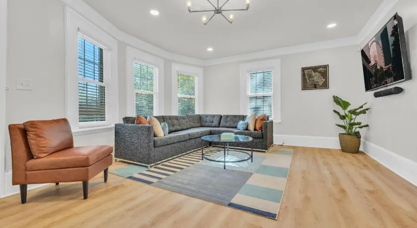 Spacious 3BR 2BA Home with Private Yard - Image 1