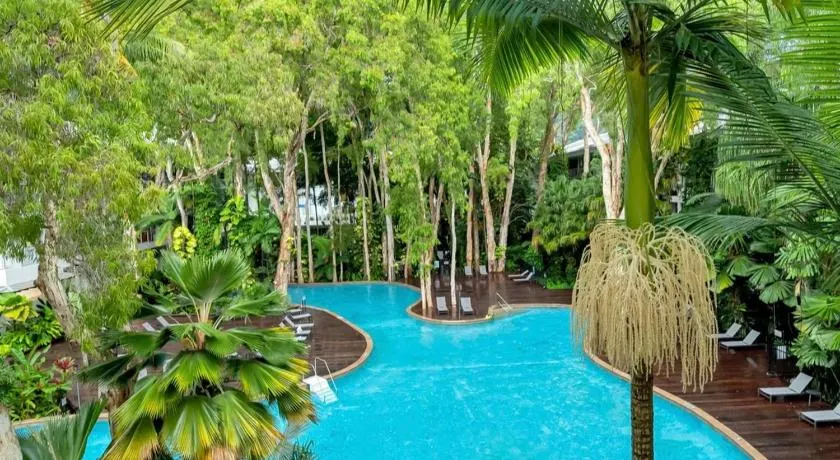 Luxury 2 Bed Palm Cove Unit, Pool & Partial Ocean View from 2nd Floor - Image 1