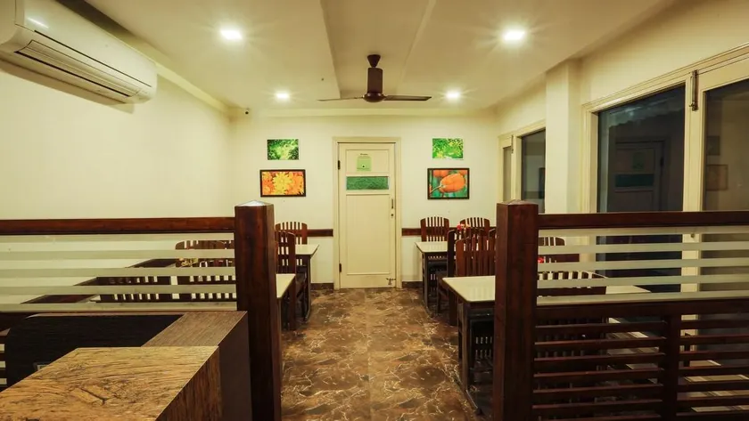 Warm 8 Bedroom Hotel with free Wifi & Parking - Image 1