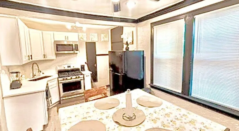 Quiet 1BR, Eat-In Kitchen, Close to Midway - Image 1
