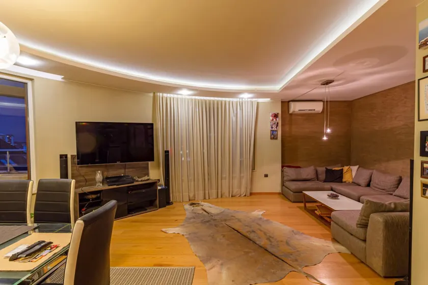 Spacious Lovely 3-bed Apartment With big Balcony - Image 1
