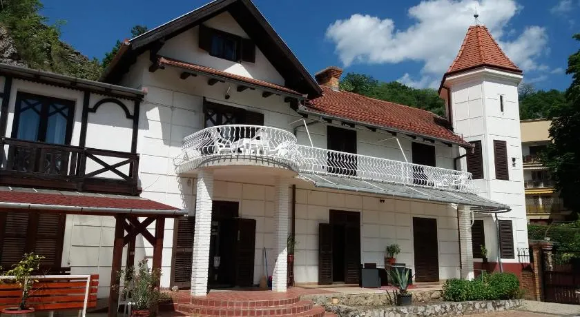 Valcsics Villa Panzió - Image 1