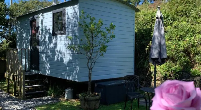 Tides Reach, Deluxe Shepherds hut 1, 100m from the Beach - Image 1