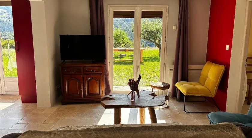 Joli appartement avec superbe extérieur - Image 1