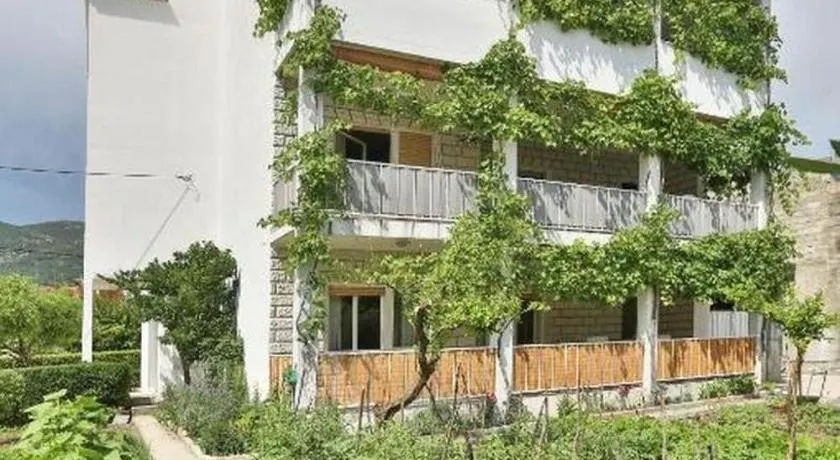 2-Zimmer-Ferienwohnung mit Terrasse Kastel Luksic, Kastela (A-21073-a) - Image 1