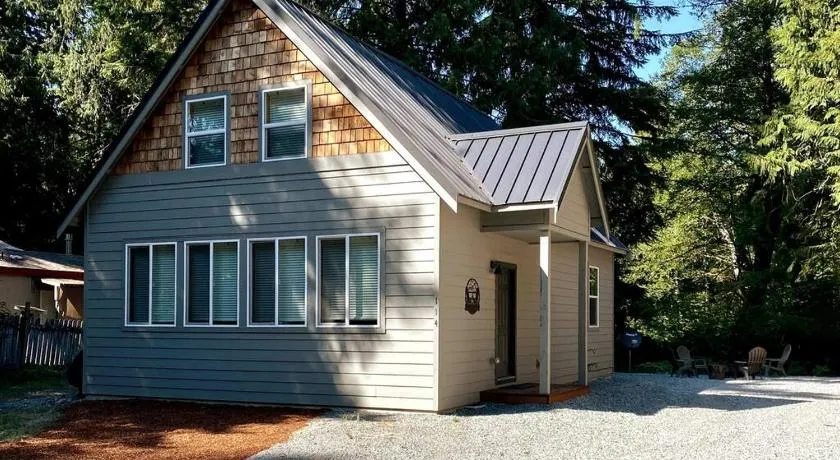 NEW Modern Cabin! 5mi to Mt Rainier National Park! Hot Tub & Wifi - Image 1